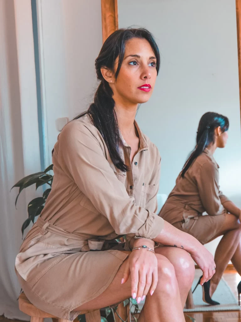 Caroline porte une combinaison beige de la marque Sunfere, assise devant un miroir dans un intérieur lumineux en septembre 2025.