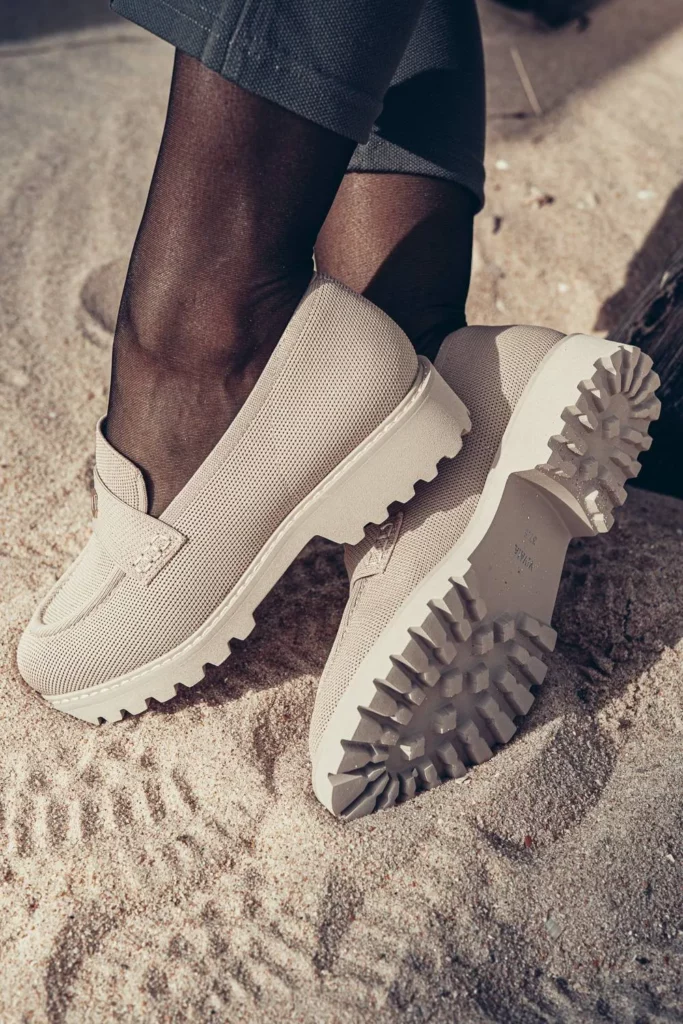 Gros plan sur des chaussures beiges à semelles épaisses portées sur du sable, probablement lors d'un shooting à Tavira dans l'Algarve en février 2025.