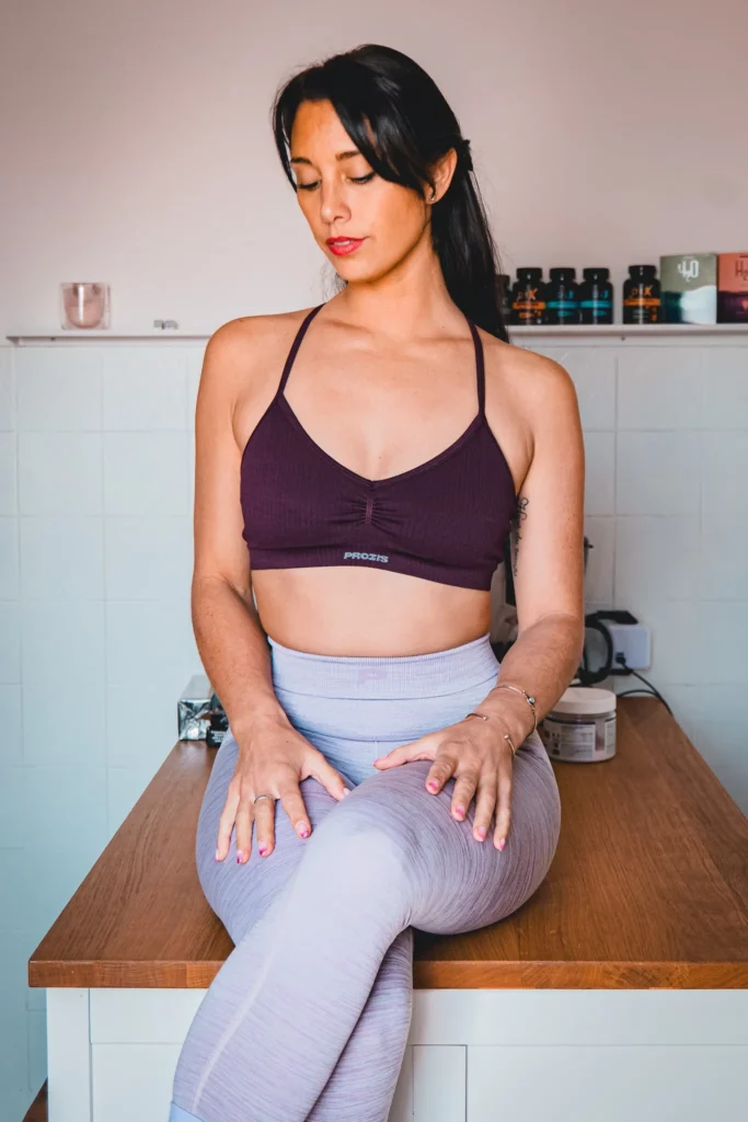 Brassière Prozis et legging clair, compléments Prozis en arrière-plan