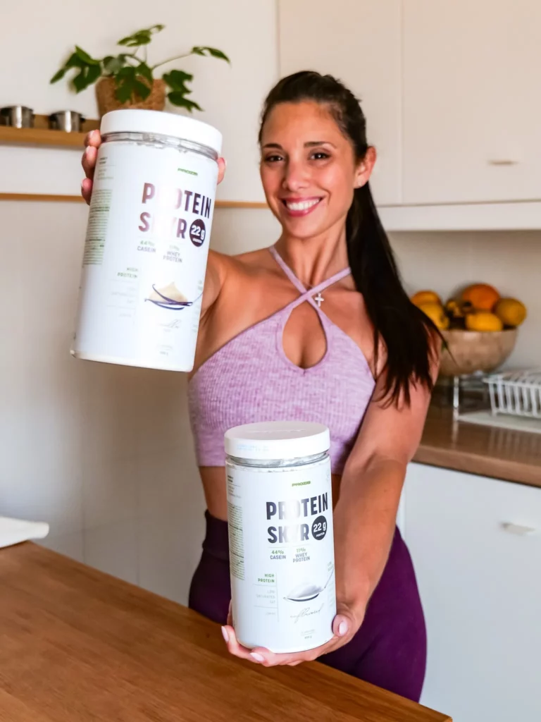 Deux pots de Protein Skyr Prozis tenus en main